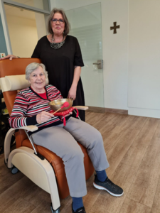 Begeistert von der Aktion war (v.l.) Tagesgast Gerda Rettert. Von der Kursleiterin Ute Guddack lernte die Seniorin, die bereits Erfahrung mit dem Instrument hat, neue Möglichkeiten der Entspannung. Begeistert von der Aktion war (v.l.) Tagesgast Gerda Rettert. Von der Kursleiterin Ute Guddack lernte die Seniorin, die bereits Erfahrung mit dem Instrument hat, neue Möglichkeiten der Entspannung.