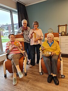 In der Tagespflege gab es einen entspannenden Nachmittag für die Gäste: (v.l.) Maria Sander, Edith Schüttelhöfer, Ute Guddack und Anneliese Thier mit Instrumenten. In der Tagespflege gab es einen entspannenden Nachmittag für die Gäste: (v.l.) Maria Sander, Edith Schüttelhöfer, Ute Guddack und Anneliese Thier mit Instrumenten.