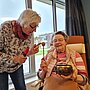 (v.l.) Mit Edith Schüttelhöfer zusammen probierte Maria Sander, Tagespflege Gast, die Klangschale aus. 