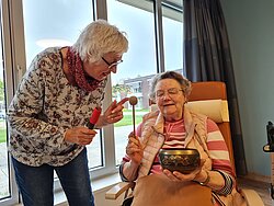 (v.l.) Mit Edith Schüttelhöfer zusammen probierte Maria Sander, Tagespflege Gast, die Klangschale aus. (v.l.) Mit Edith Schüttelhöfer zusammen probierte Maria Sander, Tagespflege Gast, die Klangschale aus.