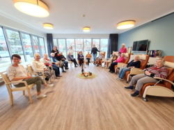Neue Wege der Entspannung entdecken die Teilnehmenden der Tagespflege des St. Josefs-Haus Albersloh bei einem Klangschalen-Kurs. Neue Wege der Entspannung entdecken die Teilnehmenden der Tagespflege des St. Josefs-Haus Albersloh bei einem Klangschalen-Kurs.