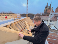 Christoph Laumann schlug symbolisch den letzten Nagel ins Gebälk: Bis Anfang 2027 errichtet die Familie Laumann zehn barrierefreie Wohnungen sowie ein Begegnungszentrum, in dem auch die Seniorenberatung ihren neuen Sitz erhalten wird.