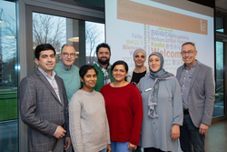 Davlat Abdulov, Wolfgang Prange (Seniorenbeirat Sendenhorst), Abdel Majid Obeidat, Fatma Basaran und Markus Giesbers (Netzwerkkoordinator der St. Elisabeth-Stift gGmbH), (vorne v.l.): Grace George Kunnuvila, Neethu Mannakath Varghese und Canan Ates.