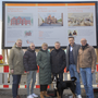 Das Bauschild für das Begegnungszentrum der „Heinrich und Rita Laumann-Stiftung“ steht. Darüber freuen sich von der Stifterfamilie Elke und Andreas Hartleif (Mitte) sowie vom Stiftungsvorstand (v.l.) Dietmar Specht, Markus Giesbers und Dr. Ansgar Klemann sowie der Technische Leiter des St. Josef-Stifts Peter Kerkmann.